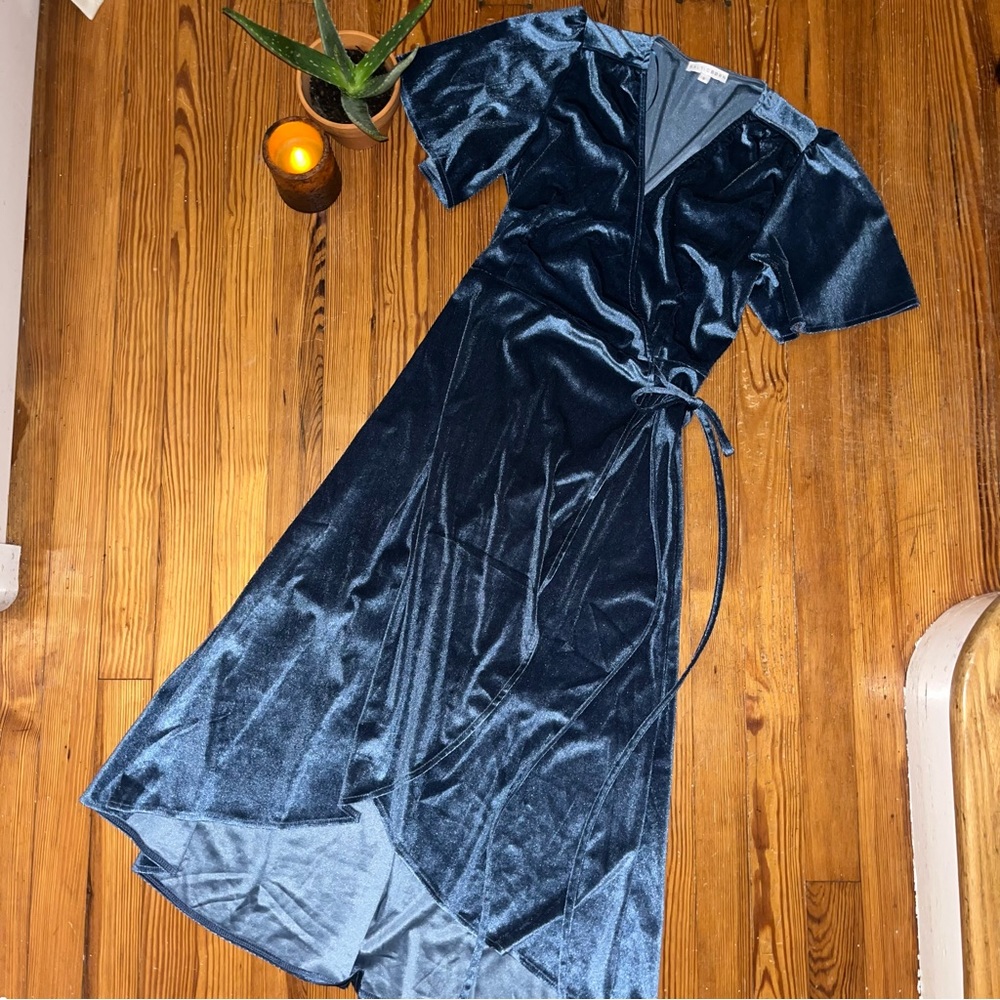 Baltic Born // NWOT // blue short-sleeve velvet wrap midi allison dress